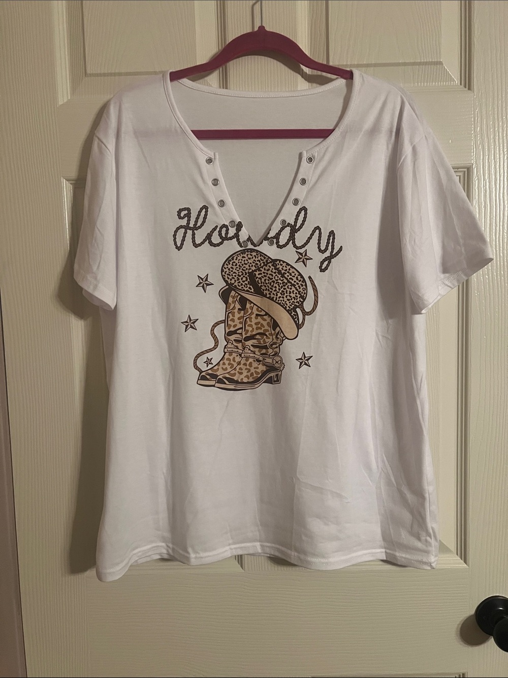 White 'Howdy' V-Neck Graphic Tee with Leopard Boot Design
